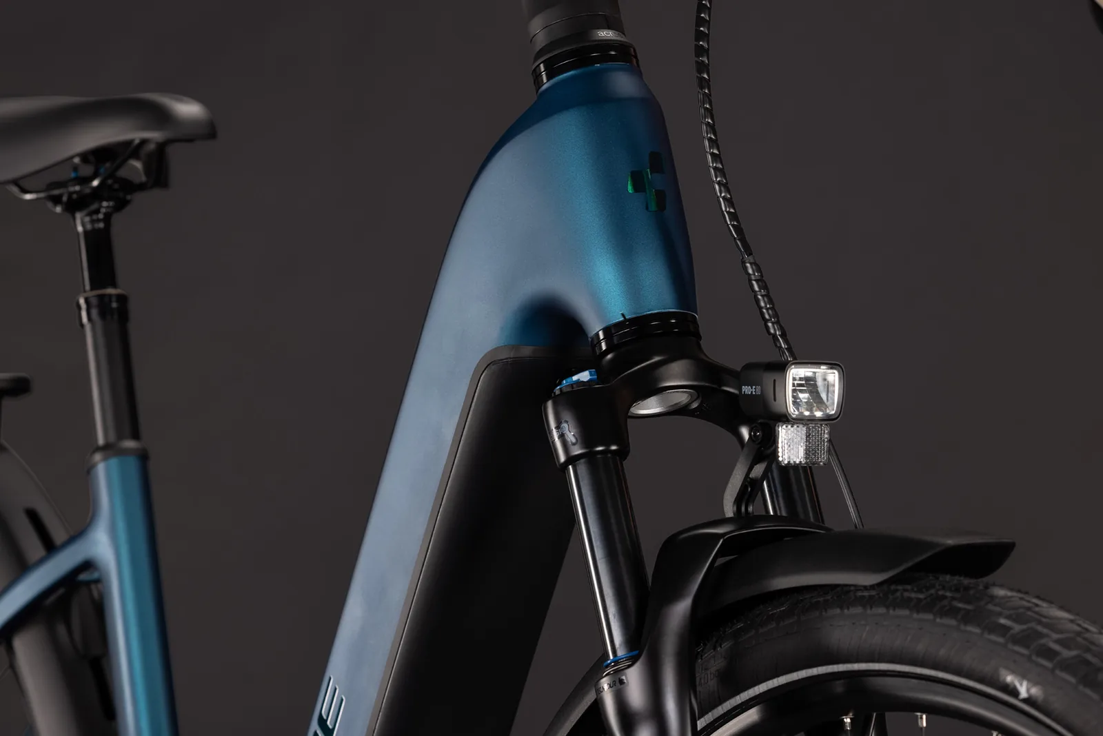 Cube Touring Hybrid Pro 800 Wh electricblue´n´prizm – Bicicleta Eléctrica Trekking 2027 Cuadro abierto ebike.es Gran tienda de bicicletas eléctricas en España 7 Bicicleta eléctrica Cube Touring Hybrid Pro 800 electricblue´n´prizm Cuadro abierto – detalle 5 | Ebike.es