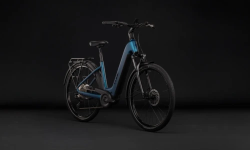 Cube Touring Hybrid Pro 800 Wh electricblue´n´prizm – Bicicleta Eléctrica Trekking 2027 Cuadro abierto ebike.es Gran tienda de bicicletas eléctricas en España 9 Bicicleta eléctrica Cube Touring Hybrid Pro 800 electricblue´n´prizm Cuadro abierto – vista frontal | Ebike.es