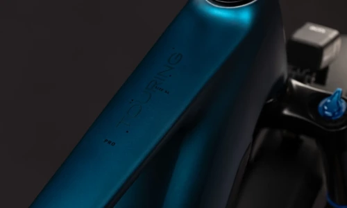 Bicicleta eléctrica Cube Touring Hybrid Pro 800 electricblue´n´prizm Barra alta – detalle 2 | Ebike.es