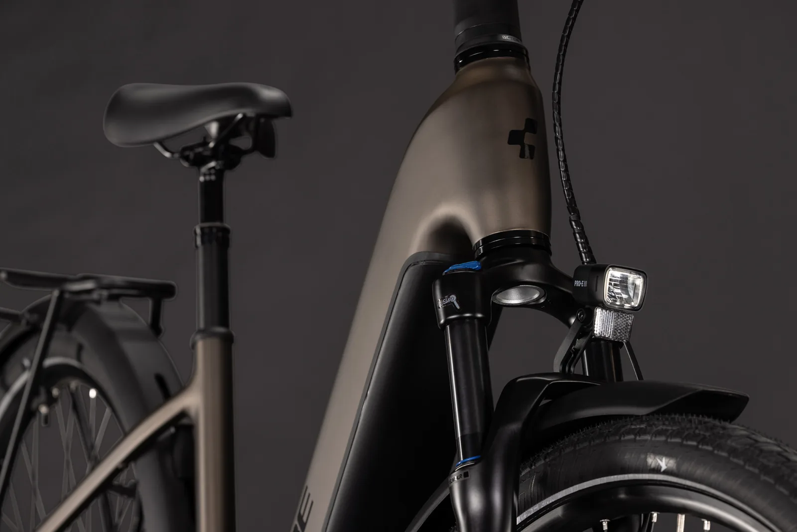 Cube Touring Hybrid Pro 800 Wh metallicumbra´n´black – Bicicleta Eléctrica Trekking 2027 Cuadro abierto ebike.es Gran tienda de bicicletas eléctricas en España 7 Bicicleta eléctrica Cube Touring Hybrid Pro 800 metallicumbra´n´black Cuadro abierto – detalle 5 | Ebike.es