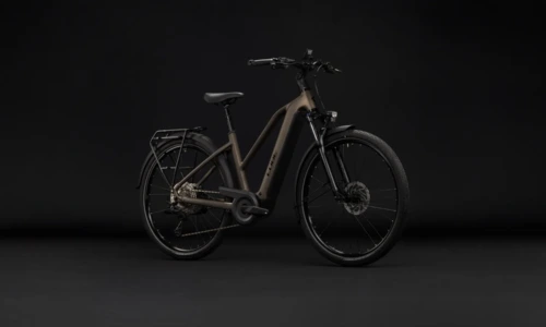 Bicicleta eléctrica Cube Touring Hybrid Pro 800 metallicumbra´n´black Cuadro semiabierto – vista frontal | Ebike.es