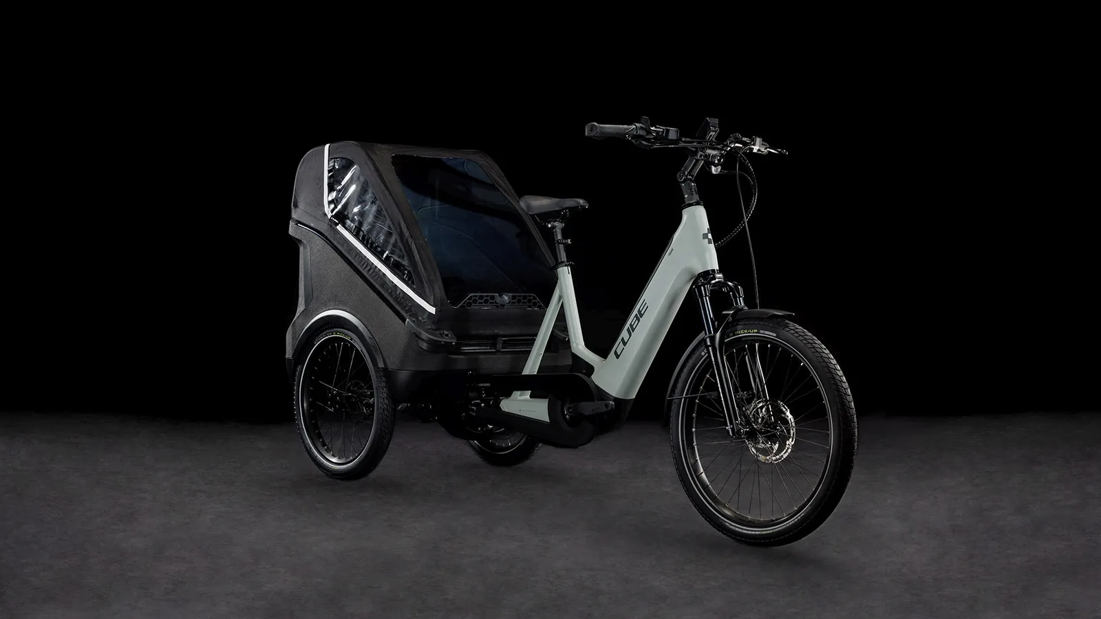 Cube Trike Family Hybrid 750 Wh swampgrey´n´reflex – Bicicleta Eléctrica de Carga 2027 ebike.es Gran tienda de bicicletas eléctricas en España 2 Bicicleta eléctrica Cube Trike Family Hybrid 750 swampgrey´n´reflex – vista frontal | Ebike.es