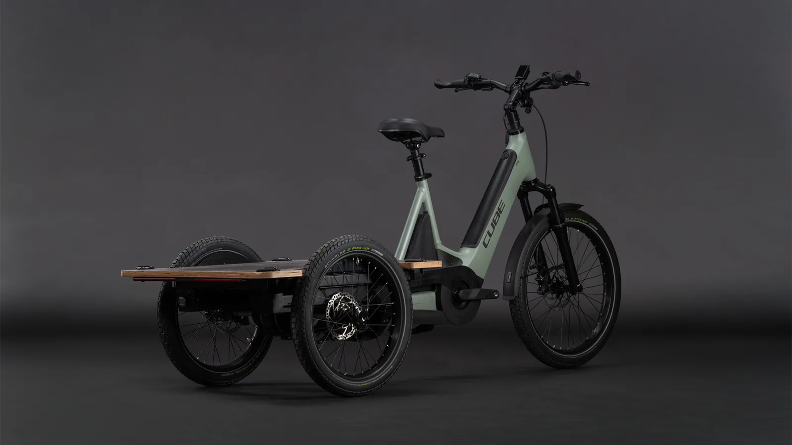 Cube Trike Flatbed Hybrid 750 Wh swampgrey´n´reflex – Bicicleta Eléctrica de Carga 2027 ebike.es Gran tienda de bicicletas eléctricas en España 2 Bicicleta eléctrica Cube Trike Flatbed Hybrid 750 swampgrey´n´reflex – vista frontal | Ebike.es