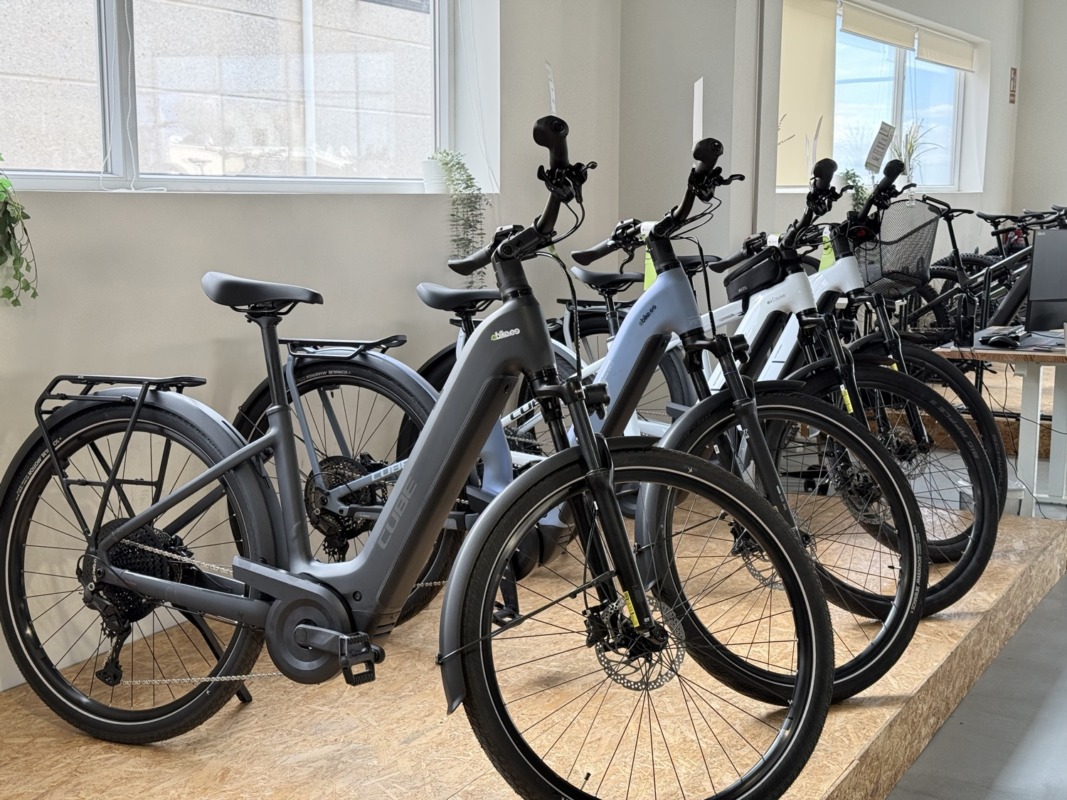 Bicicletas eléctricas Cube de trekking y urbanas en exposición en la tienda Ebike.es