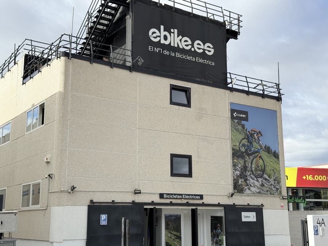 Fachada de la tienda de bicicletas eléctricas Ebike.es en Colmenar Viejo, Madrid