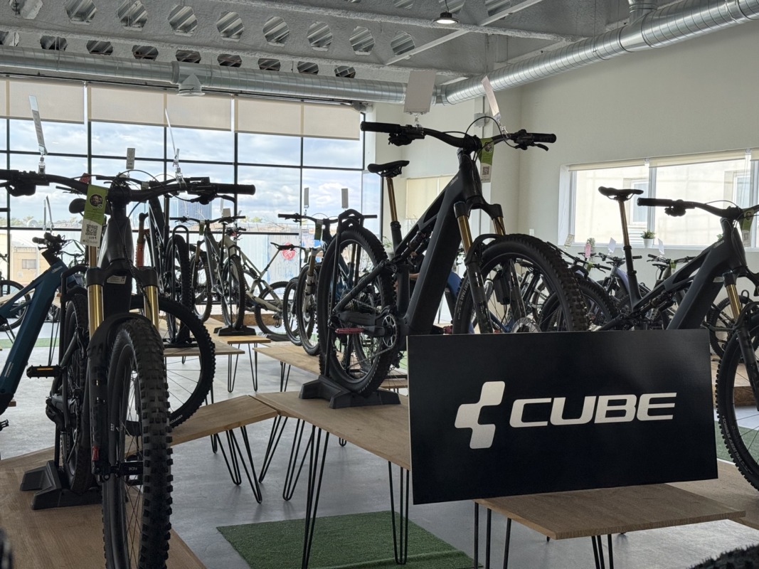 Bicicletas eléctricas Cube expuestas en la tienda física de Ebike.es en Madrid