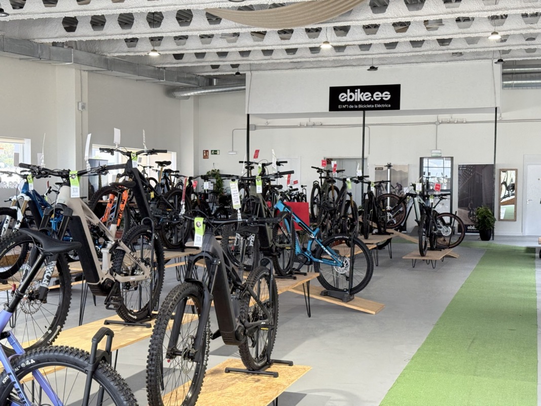 Zona de exposición de 1.500 m² con bicicletas eléctricas Cube en la tienda Ebike.es